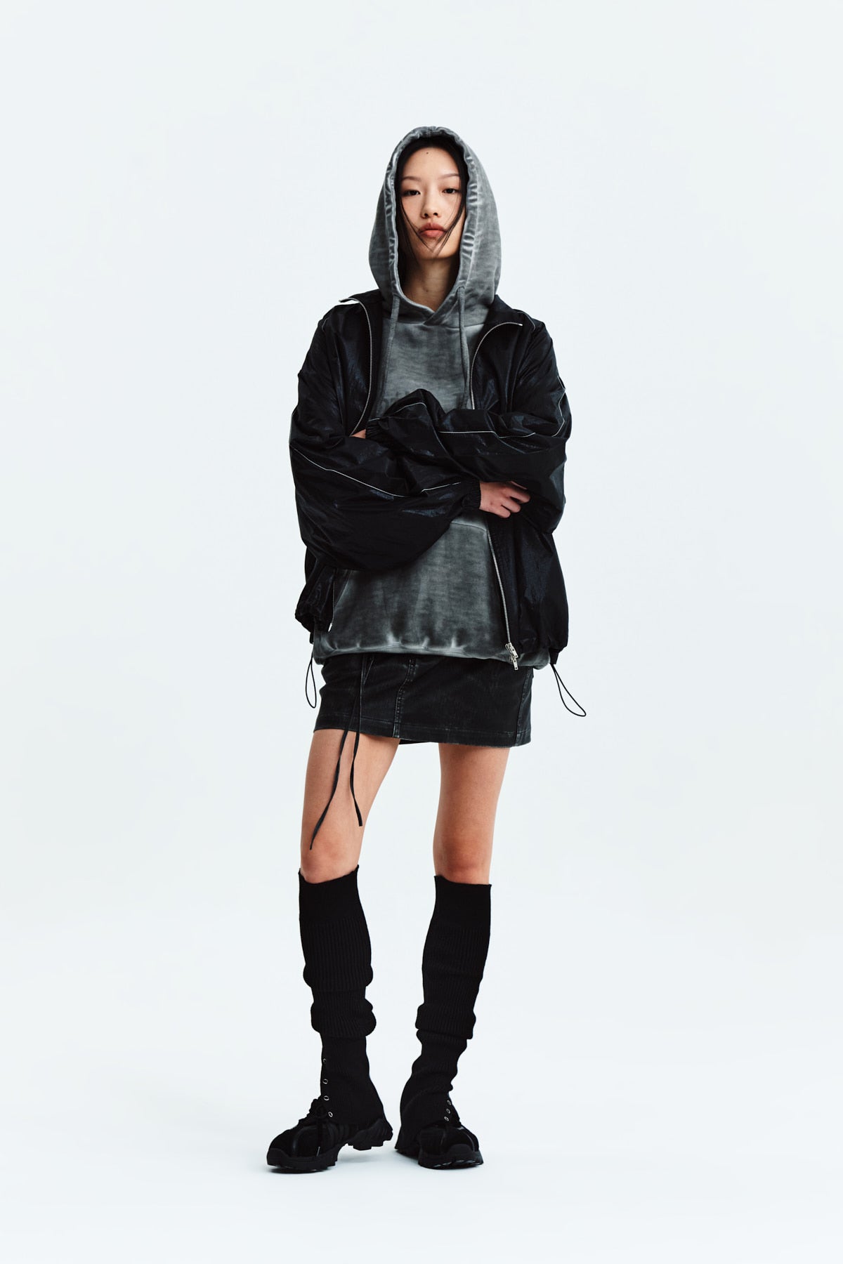 Áo khoác nữ oversize với logo Matin Kim, cổ áo thẳng, tay dài và thiết kế tinh tế.