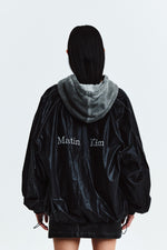 Áo khoác nữ oversize với logo Matin Kim, cổ áo thẳng, tay dài và thiết kế tinh tế.