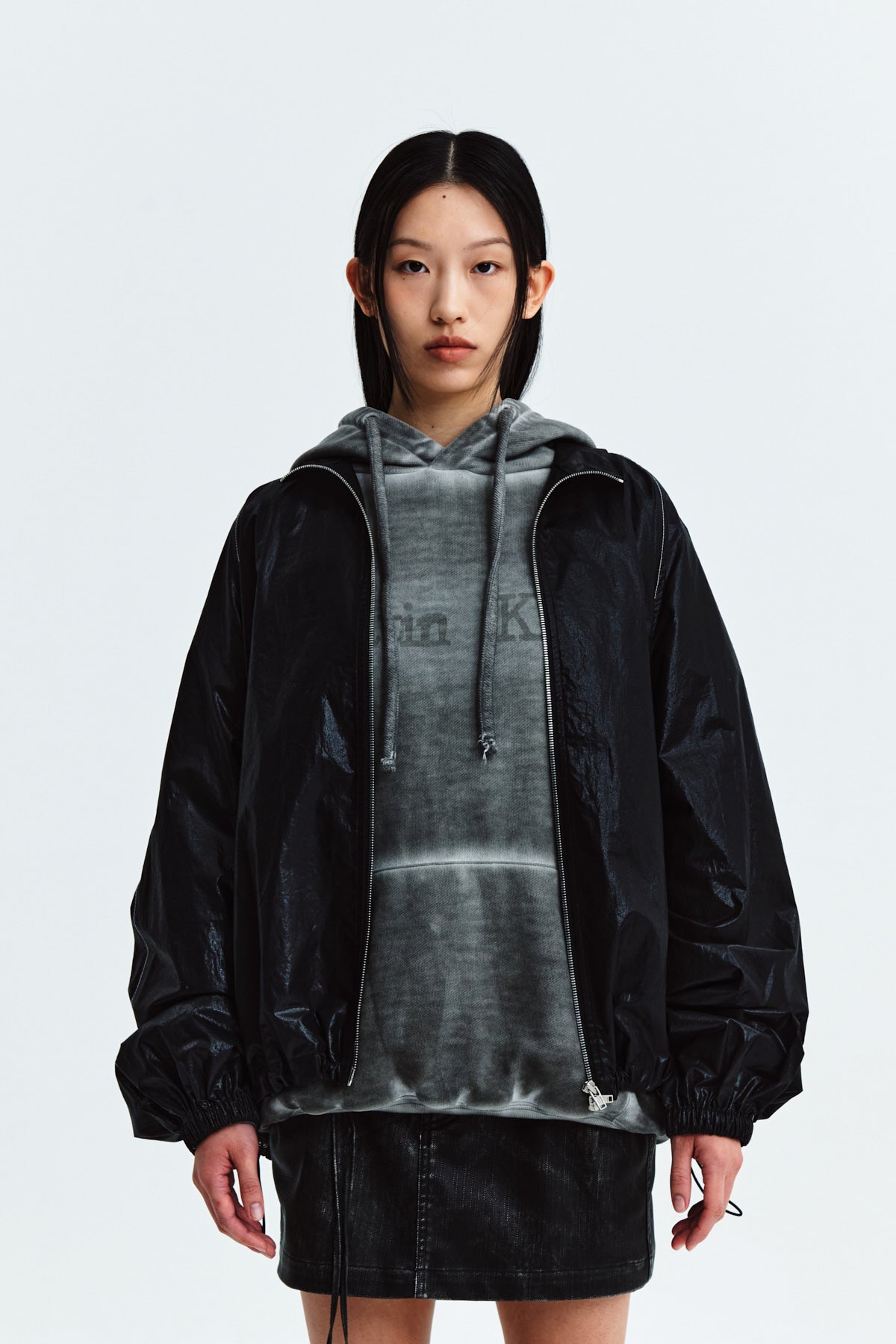 Áo khoác nữ oversize với logo Matin Kim, cổ áo thẳng, tay dài và thiết kế tinh tế.
