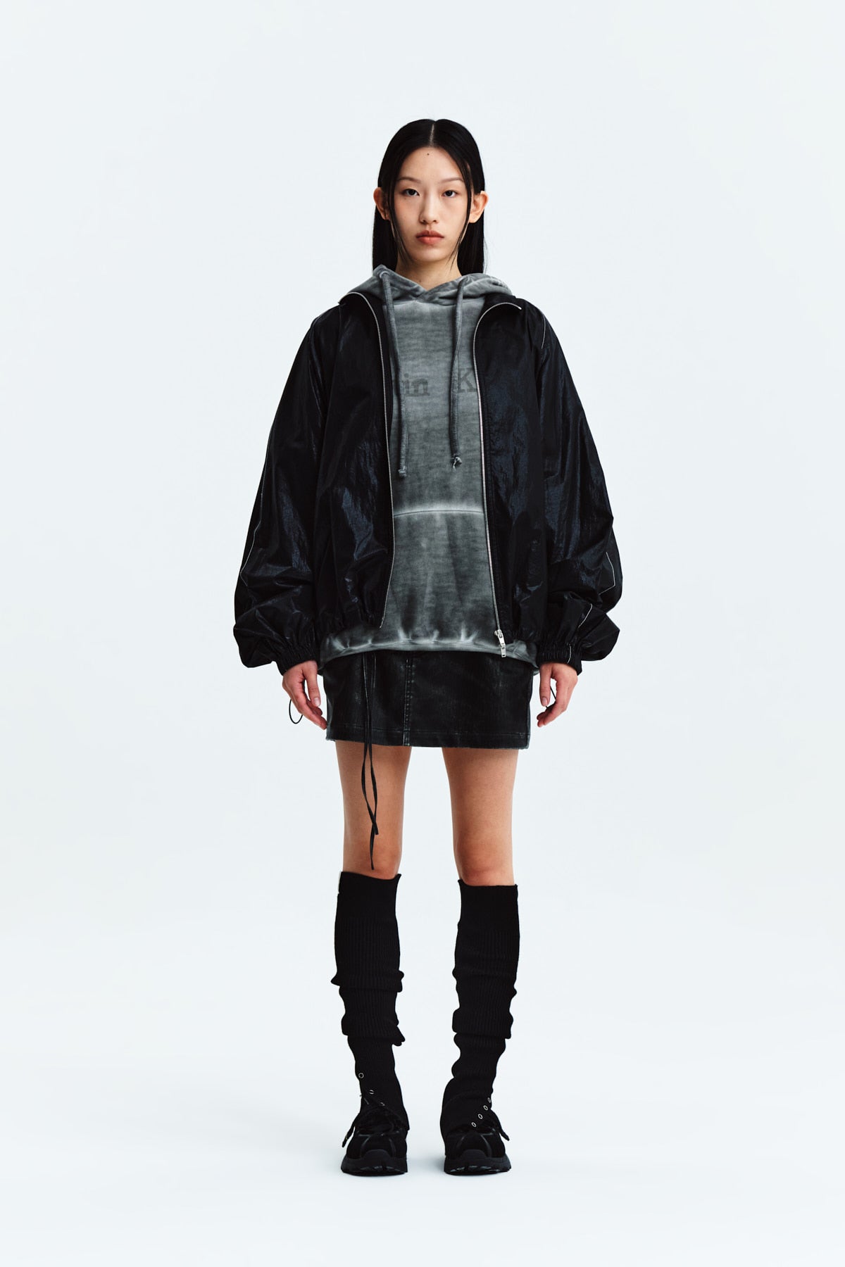 Áo khoác nữ oversize với logo Matin Kim, cổ áo thẳng, tay dài và thiết kế tinh tế.