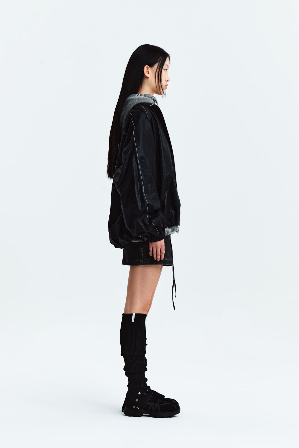 Áo khoác nữ oversize với logo Matin Kim, cổ áo thẳng, tay dài và thiết kế tinh tế.