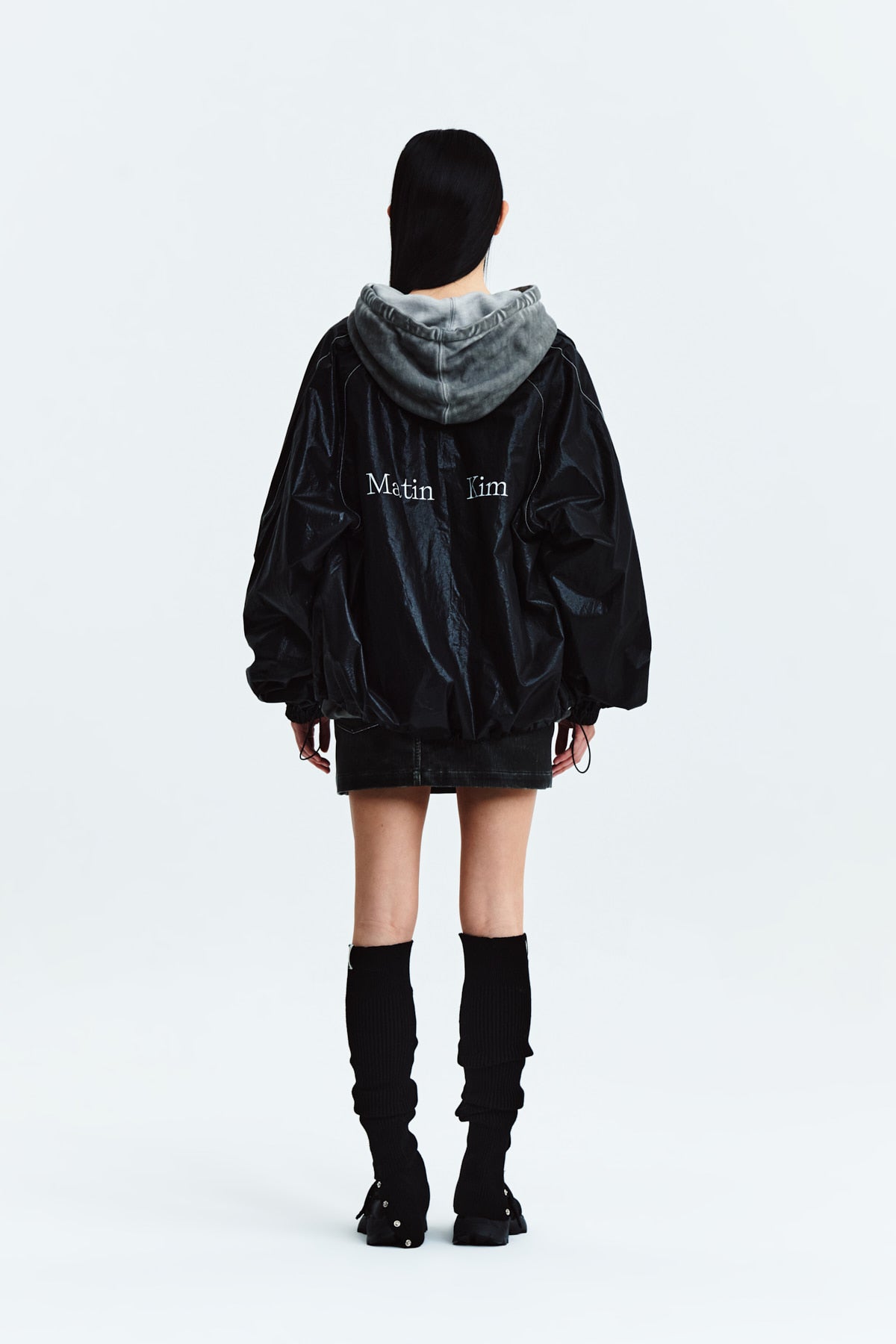 Áo khoác nữ oversize với logo Matin Kim, cổ áo thẳng, tay dài và thiết kế tinh tế.