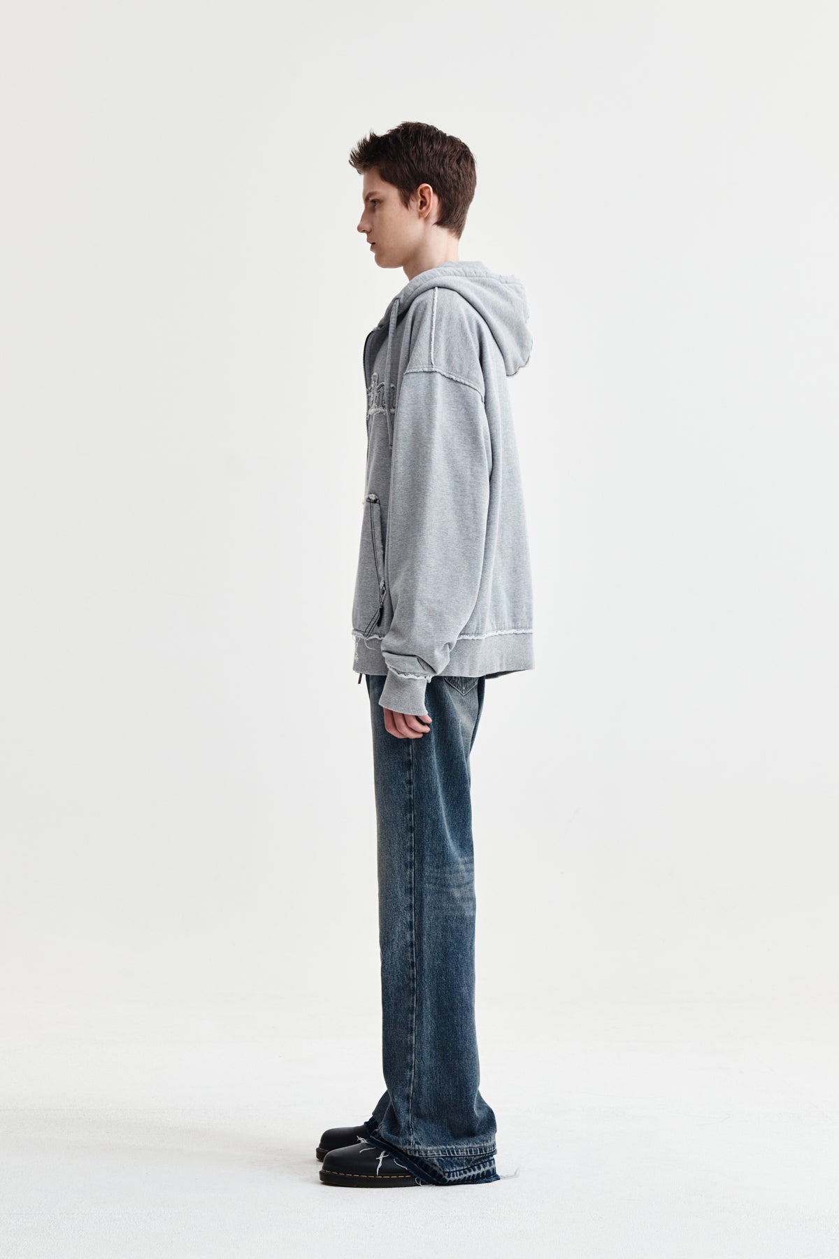 Áo khoác nữ thiết kế oversize với mũ trùm và khóa kéo, chi tiết túi kangaroo.