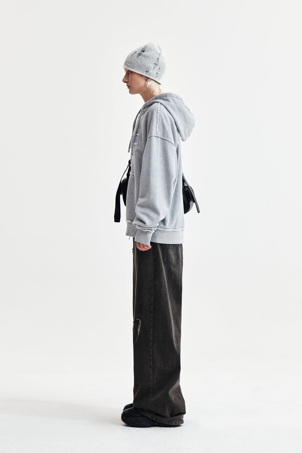 Áo khoác nữ thiết kế oversize với mũ trùm và khóa kéo, chi tiết túi kangaroo.