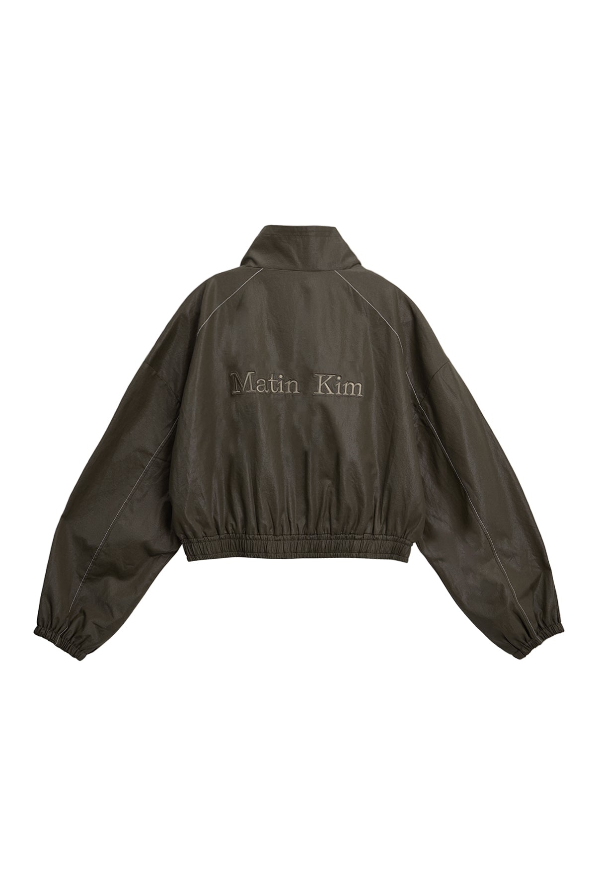 Áo khoác cropped nữ với cổ cao, tay áo rộng và túi bên, màu khaki.