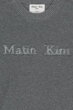 Áo len nữ màu xám, cổ tròn, tay dài, logo Matin Kim đắp vải ngang ngực.