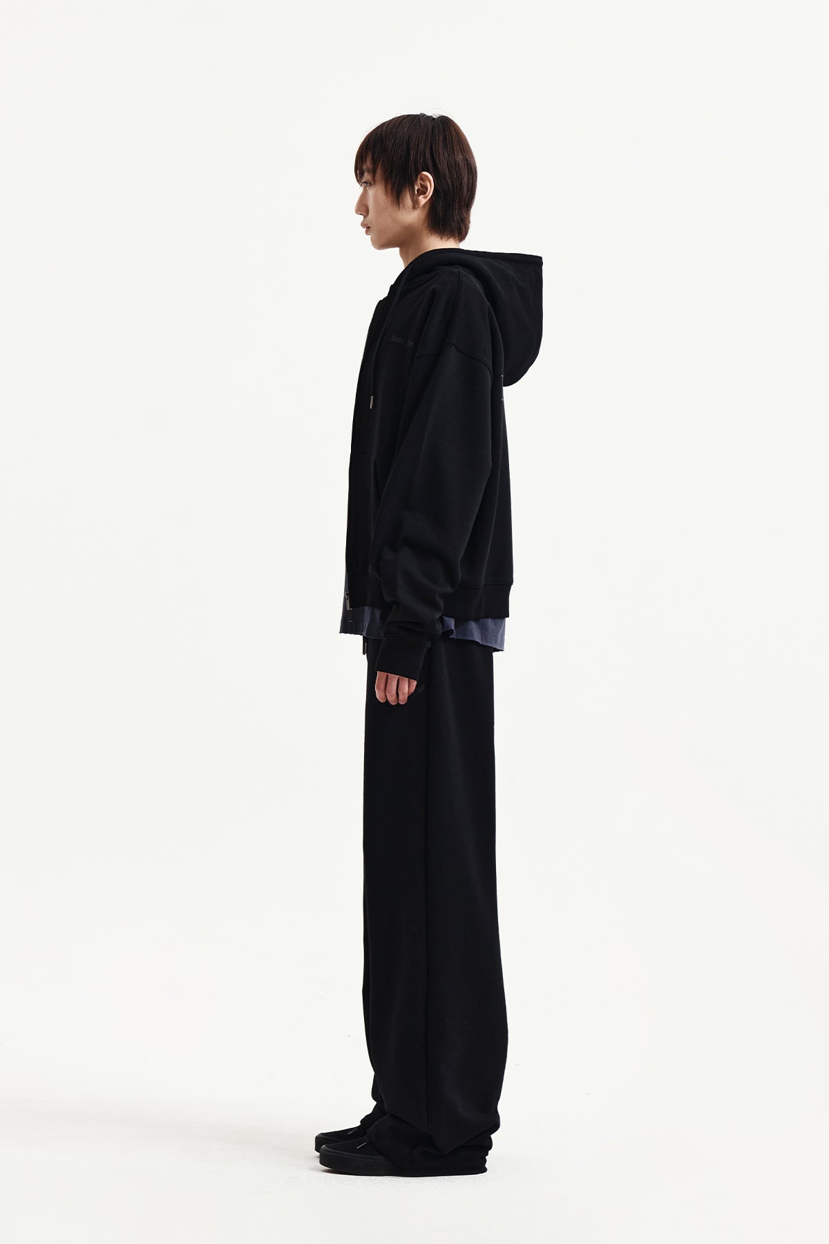 Quần nỉ unisex đen với logo Matin Kim và thiết kế thoải mái.