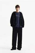 Quần nỉ unisex đen với logo Matin Kim và thiết kế thoải mái.