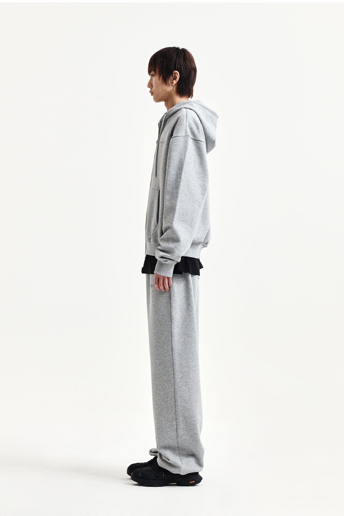 Quần nỉ unisex với thiết kế thoải mái, cạp chun và túi đắp phía sau, lý tưởng cho mặc nhà và ngủ.