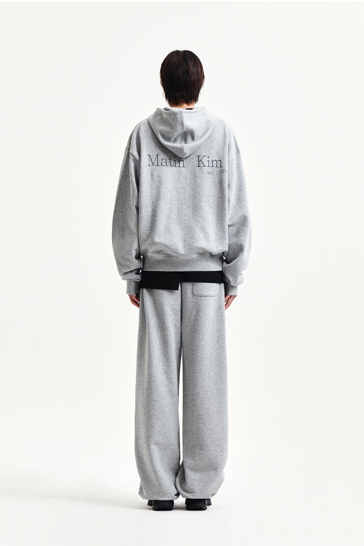 Quần nỉ unisex với thiết kế thoải mái, cạp chun và túi đắp phía sau, lý tưởng cho mặc nhà và ngủ.