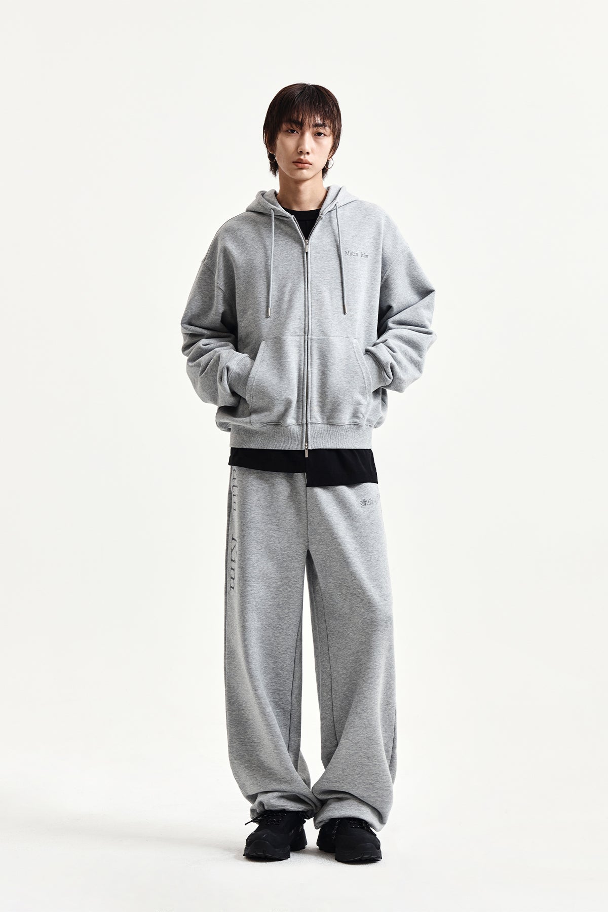 Quần nỉ unisex với thiết kế thoải mái, cạp chun và túi đắp phía sau, lý tưởng cho mặc nhà và ngủ.