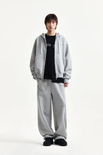 Quần nỉ unisex với thiết kế thoải mái, cạp chun và túi đắp phía sau, lý tưởng cho mặc nhà và ngủ.