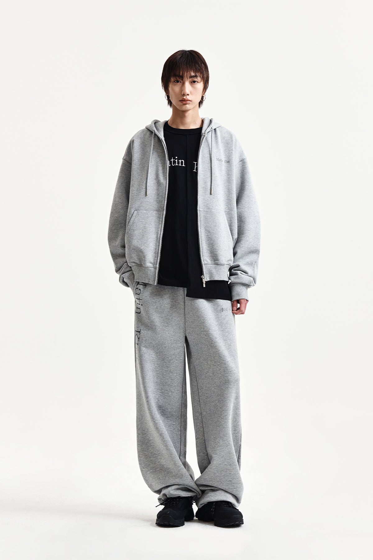 Quần nỉ unisex với thiết kế thoải mái, cạp chun và túi đắp phía sau, lý tưởng cho mặc nhà và ngủ.