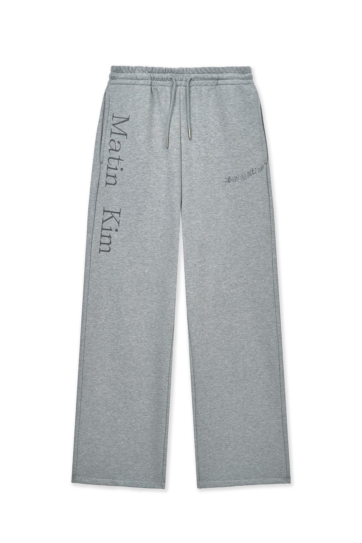 Quần nỉ unisex với thiết kế thoải mái, cạp chun và túi đắp phía sau, lý tưởng cho mặc nhà và ngủ.