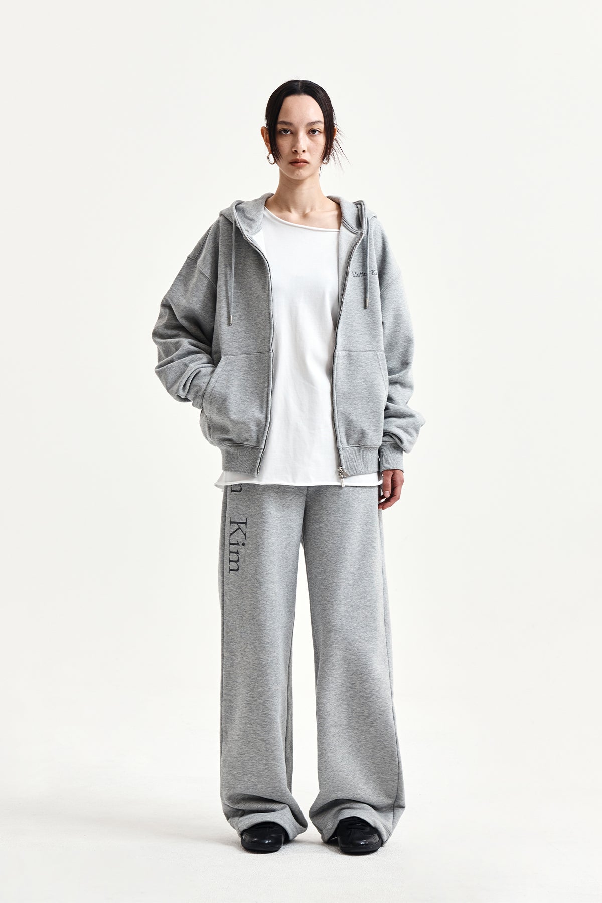 Quần nỉ unisex với thiết kế thoải mái, cạp chun và túi đắp phía sau, lý tưởng cho mặc nhà và ngủ.