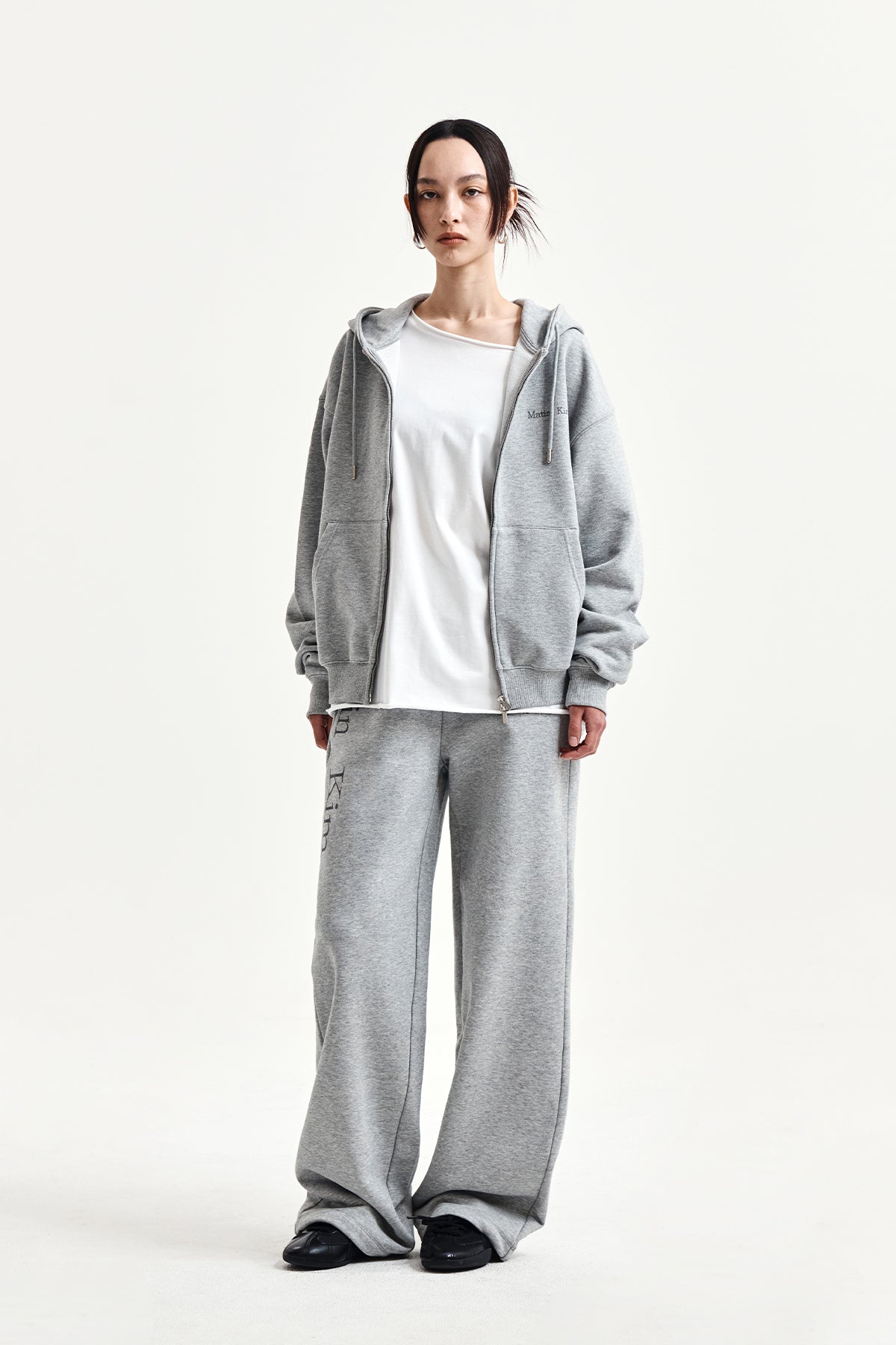 Quần nỉ unisex với thiết kế thoải mái, cạp chun và túi đắp phía sau, lý tưởng cho mặc nhà và ngủ.