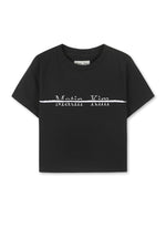 Áo cropped tay ngắn với logo Matin Kim nổi bật, chất liệu cotton mềm mại.