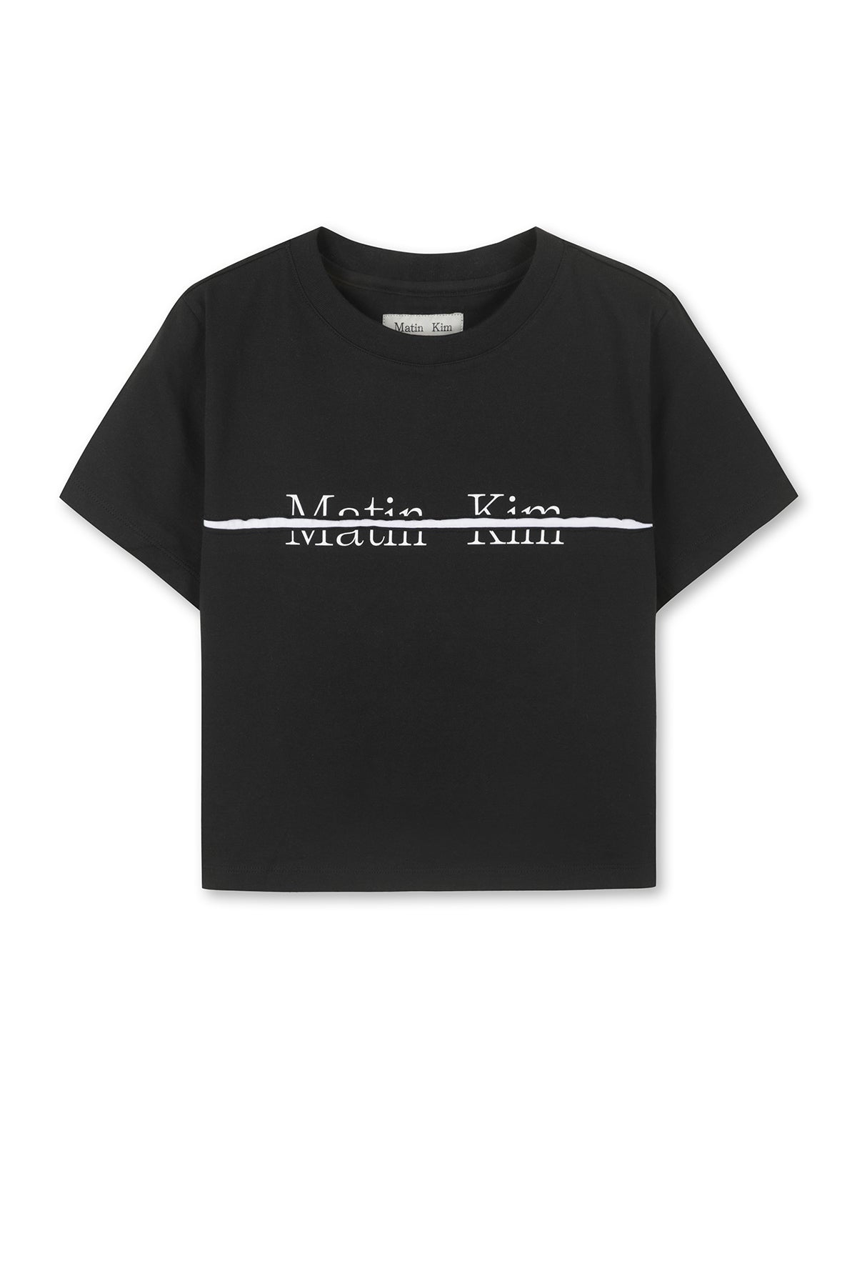 Áo cropped tay ngắn với logo Matin Kim nổi bật, chất liệu cotton mềm mại.