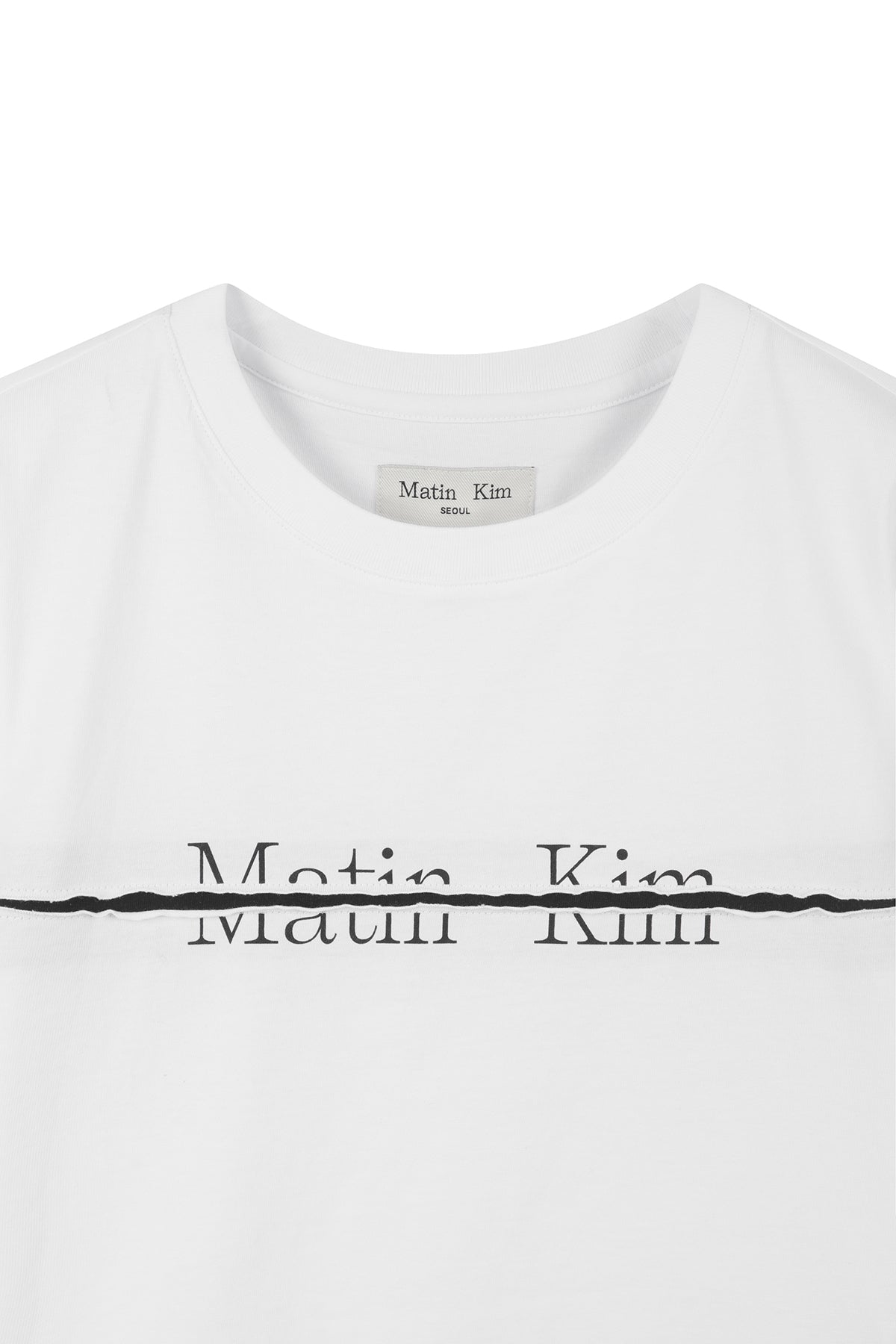 Áo phông nữ cropped trắng với logo Matin Kim in ngang ngực.