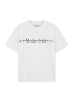 Áo top unisex với thiết kế cổ tròn và logo nổi bật.