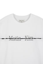 Áo top unisex với thiết kế cổ tròn và logo nổi bật.