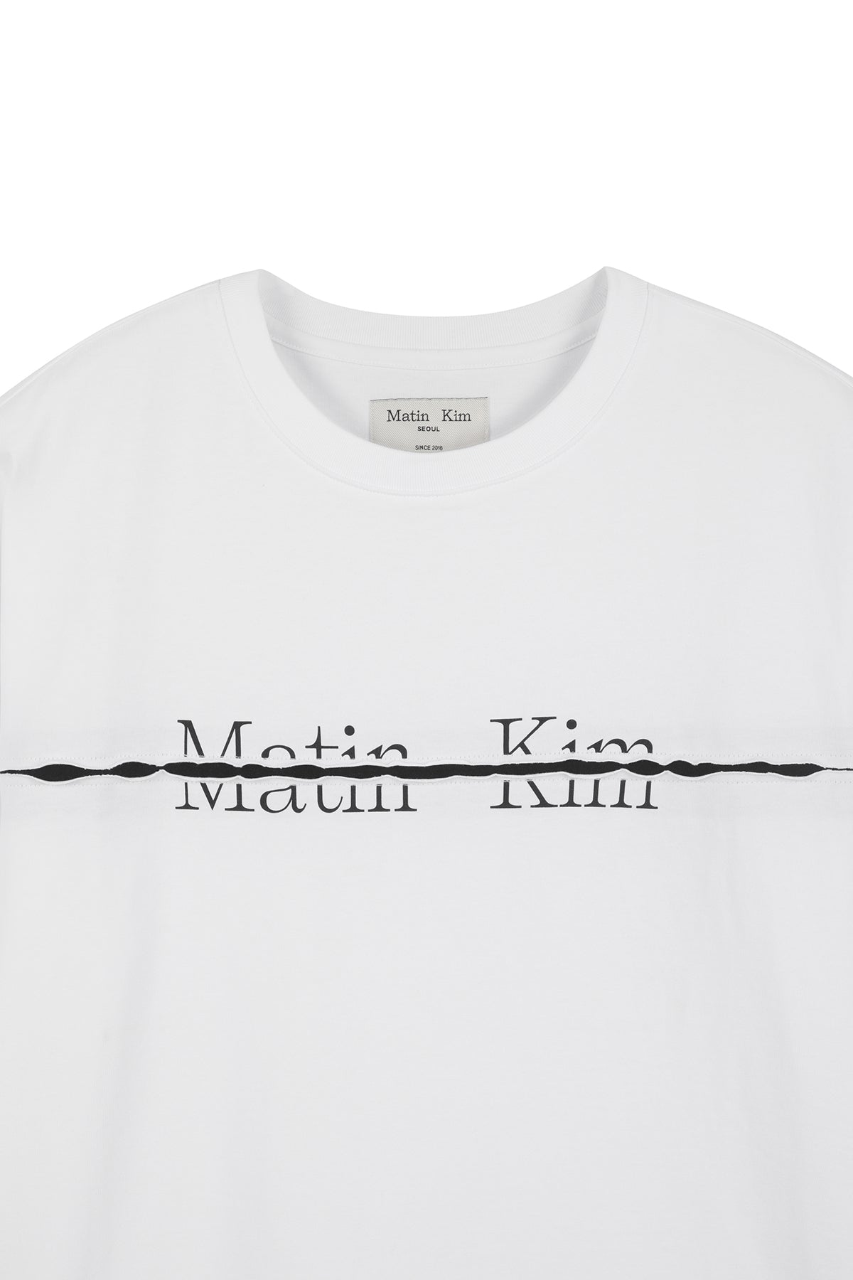 Áo top unisex với thiết kế cổ tròn và logo nổi bật.