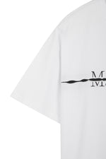 Áo top unisex với thiết kế cổ tròn và logo nổi bật.
