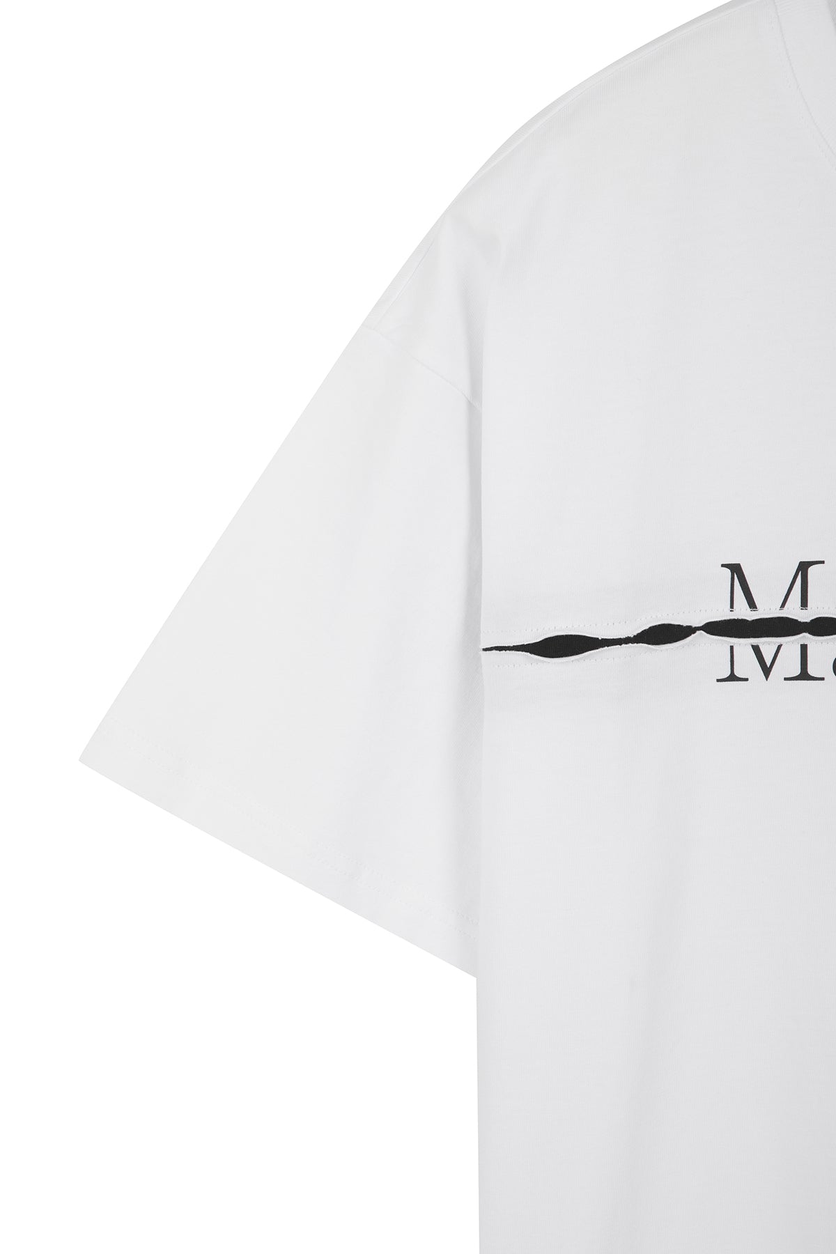 Áo top unisex với thiết kế cổ tròn và logo nổi bật.