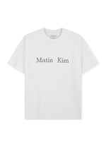 Áo phông unisex màu trắng với logo Matin Kim, tay ngắn và cổ tròn, phù hợp cho mọi hoạt động.