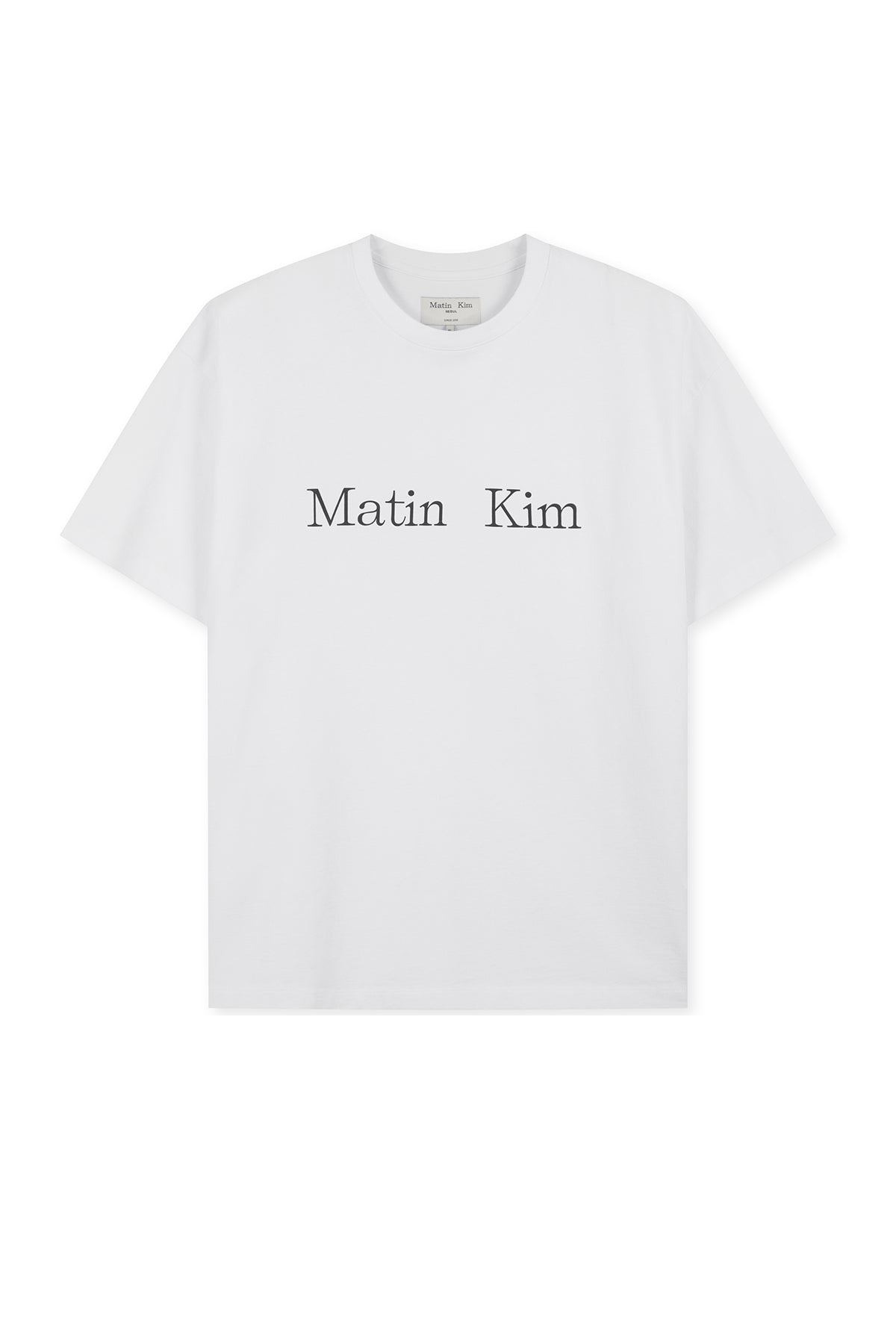 Áo phông unisex màu trắng với logo Matin Kim, tay ngắn và cổ tròn, phù hợp cho mọi hoạt động.