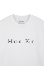 Áo phông unisex màu trắng với logo Matin Kim, tay ngắn và cổ tròn, phù hợp cho mọi hoạt động.