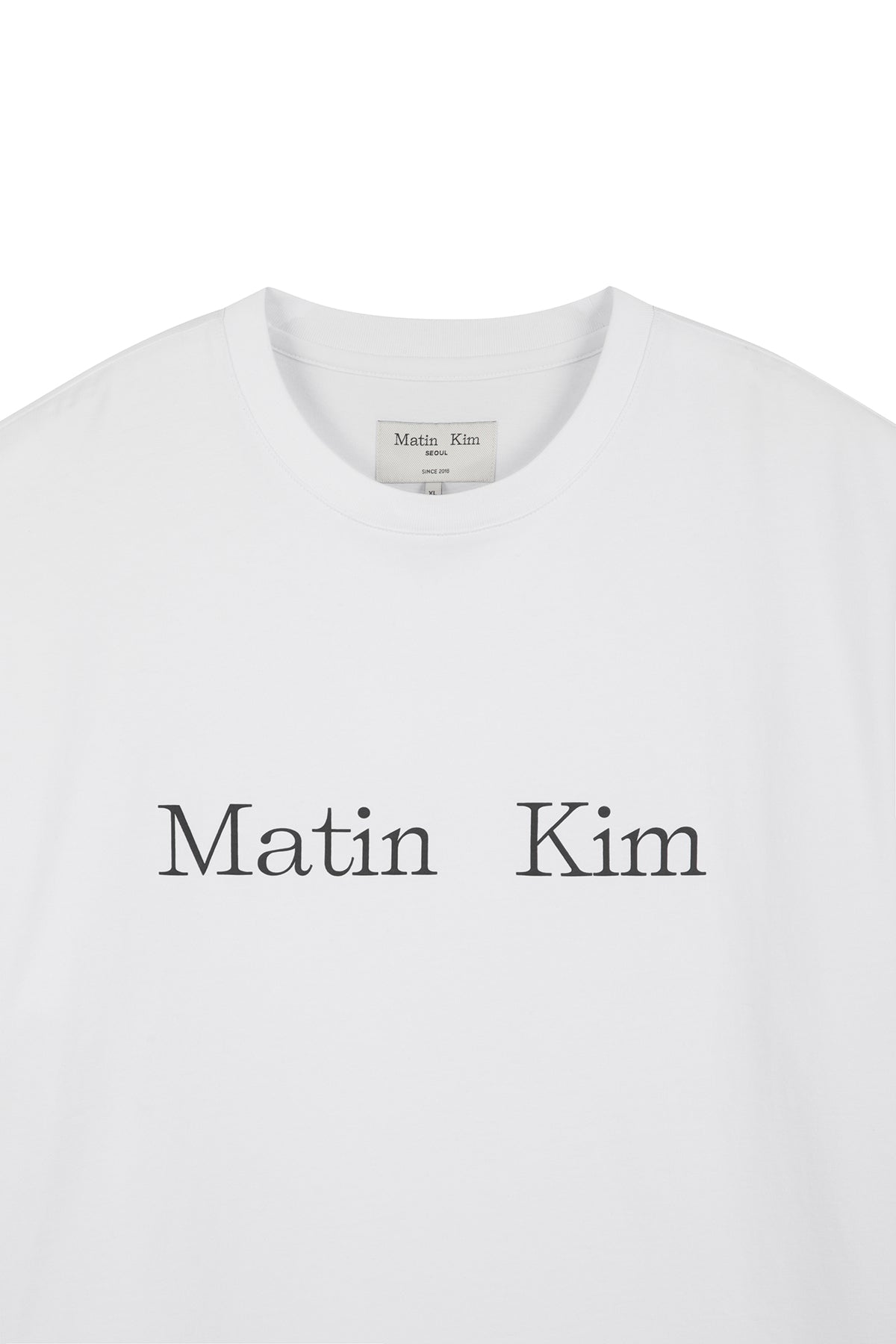 Áo phông unisex màu trắng với logo Matin Kim, tay ngắn và cổ tròn, phù hợp cho mọi hoạt động.