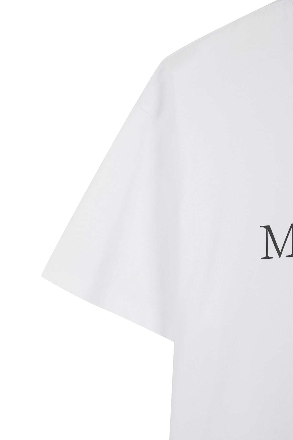 Áo phông unisex màu trắng với logo Matin Kim, tay ngắn và cổ tròn, phù hợp cho mọi hoạt động.