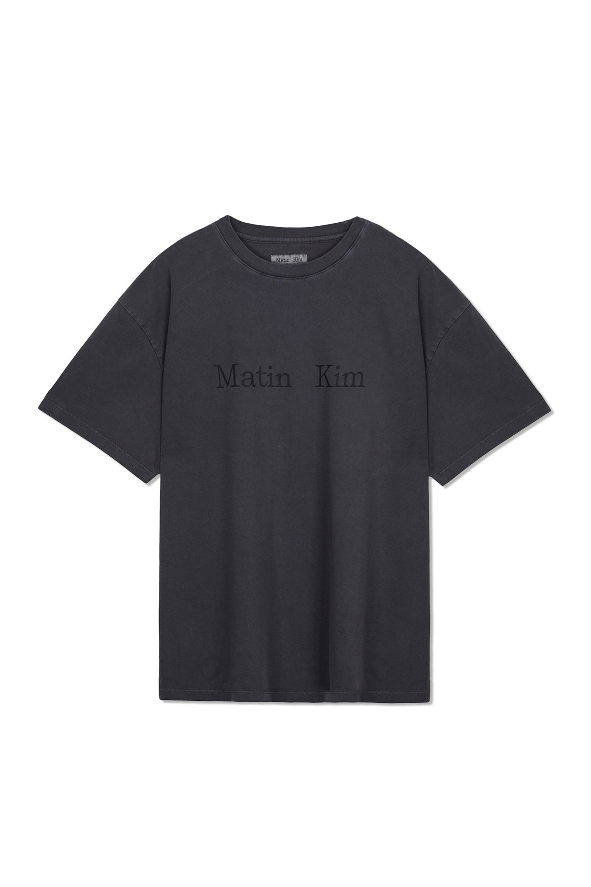 Áo phông unisex với logo Matin Kim và hiệu ứng giặt bạc, phù hợp cho mọi phong cách.
