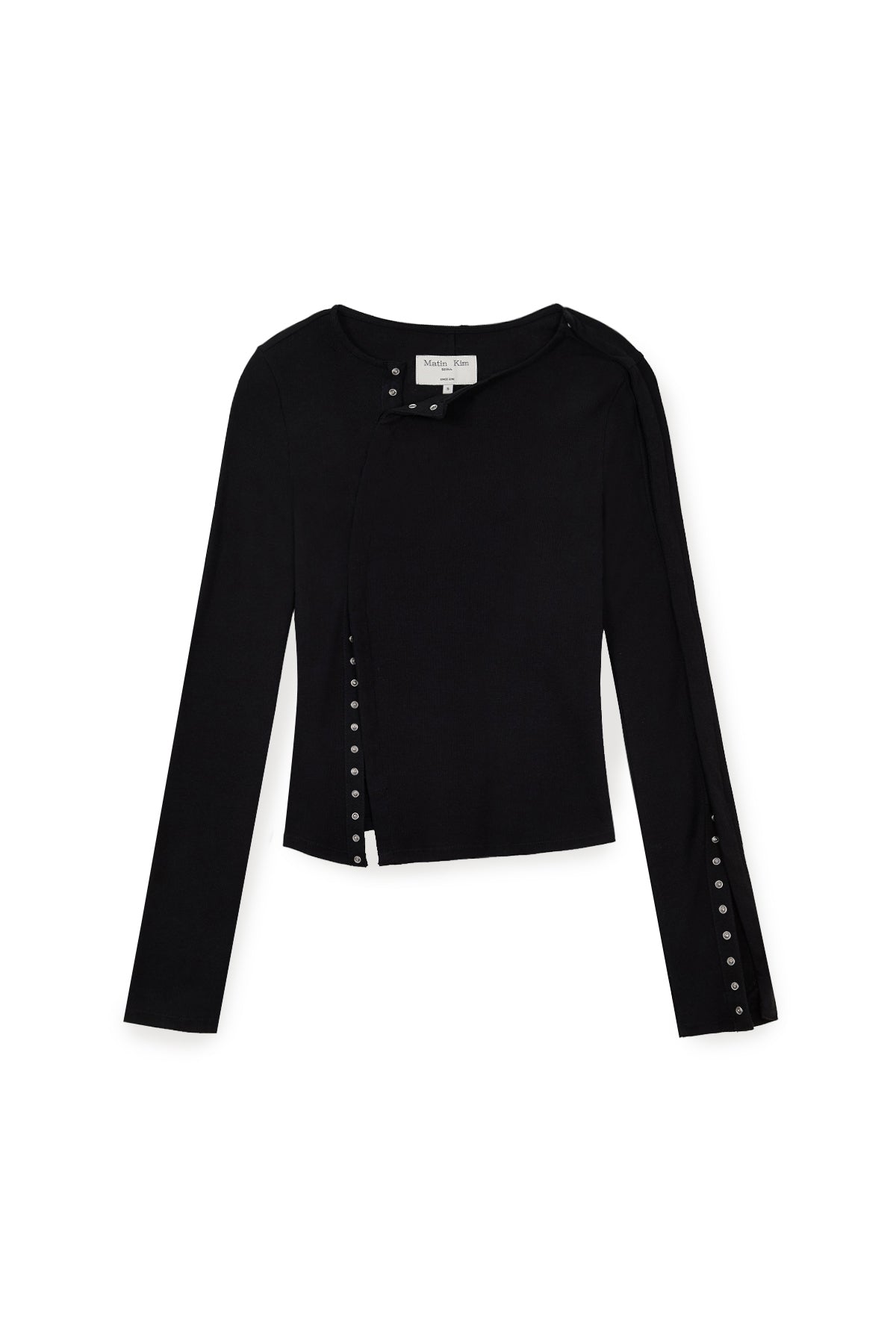 Áo blouse nữ slim fit với chi tiết nút bấm ẩn và cổ tròn, phong cách hiện đại.