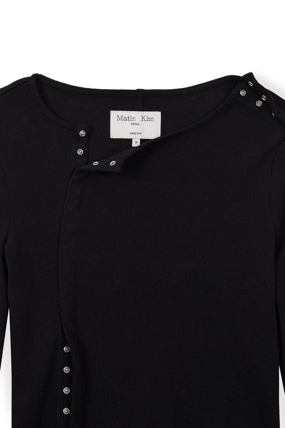 Áo blouse nữ slim fit với chi tiết nút bấm ẩn và cổ tròn, phong cách hiện đại.