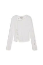 Áo blouse nữ với chi tiết tay ôm, cổ tròn và nút bấm ẩn, chất liệu cotton thoải mái.