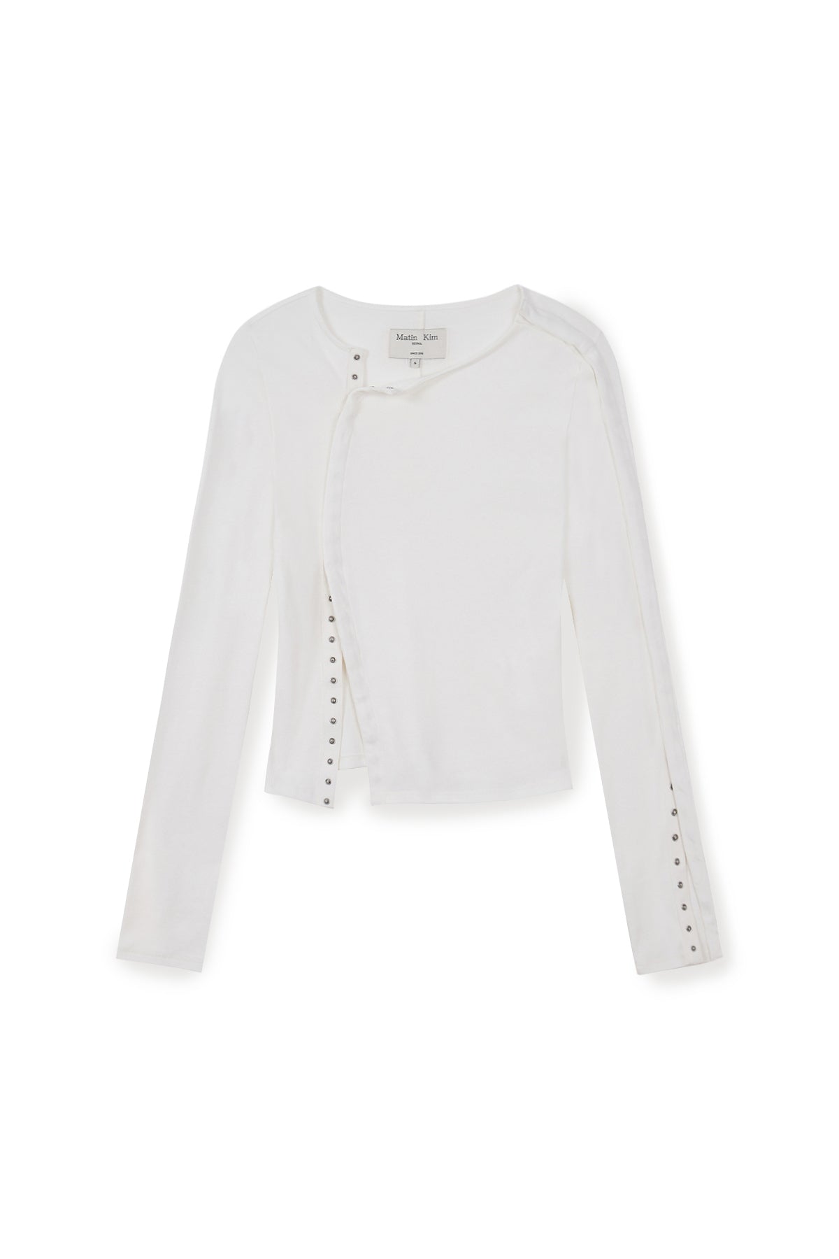 Áo blouse nữ với chi tiết tay ôm, cổ tròn và nút bấm ẩn, chất liệu cotton thoải mái.