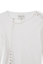 Áo blouse nữ với chi tiết tay ôm, cổ tròn và nút bấm ẩn, chất liệu cotton thoải mái.