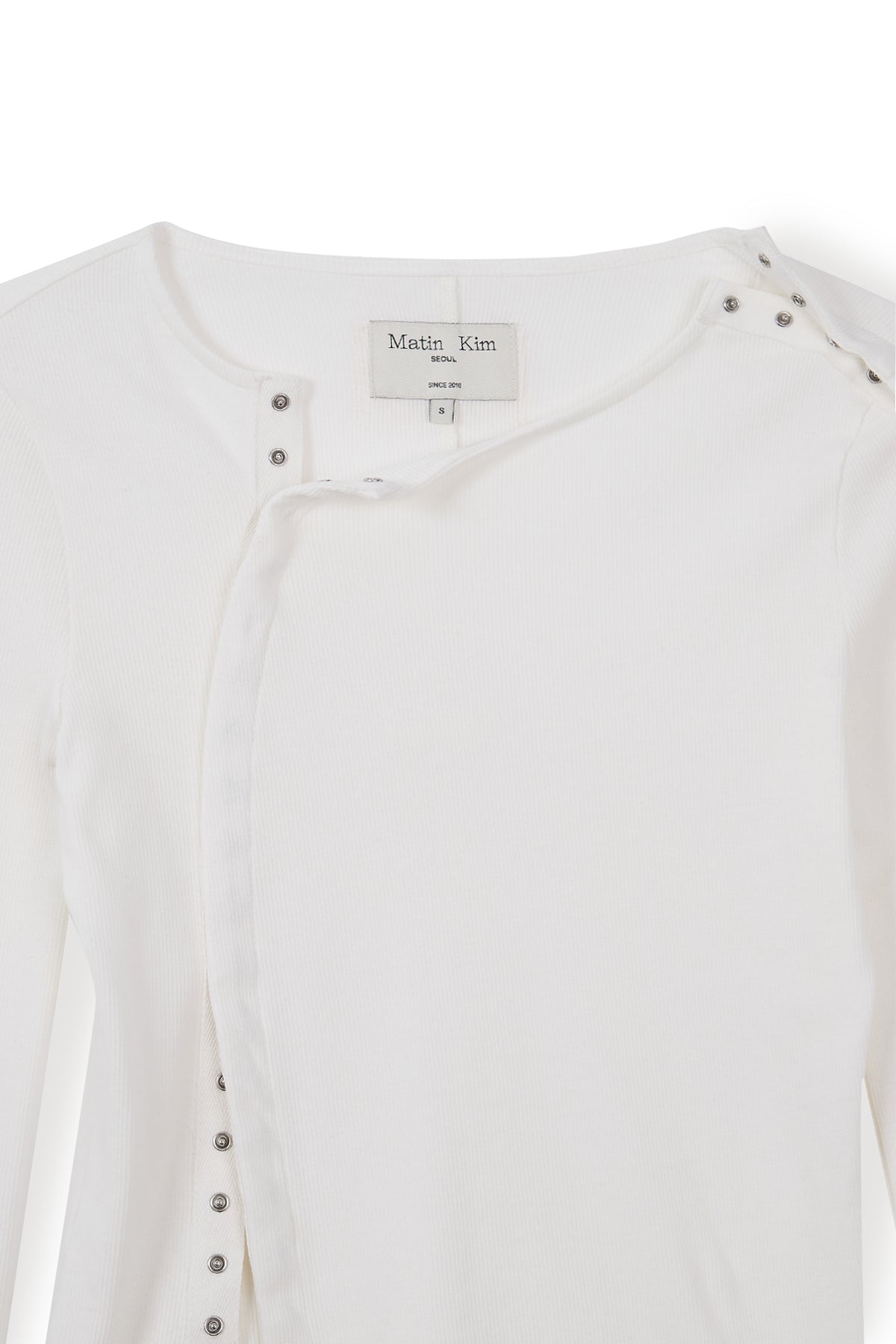 Áo blouse nữ với chi tiết tay ôm, cổ tròn và nút bấm ẩn, chất liệu cotton thoải mái.