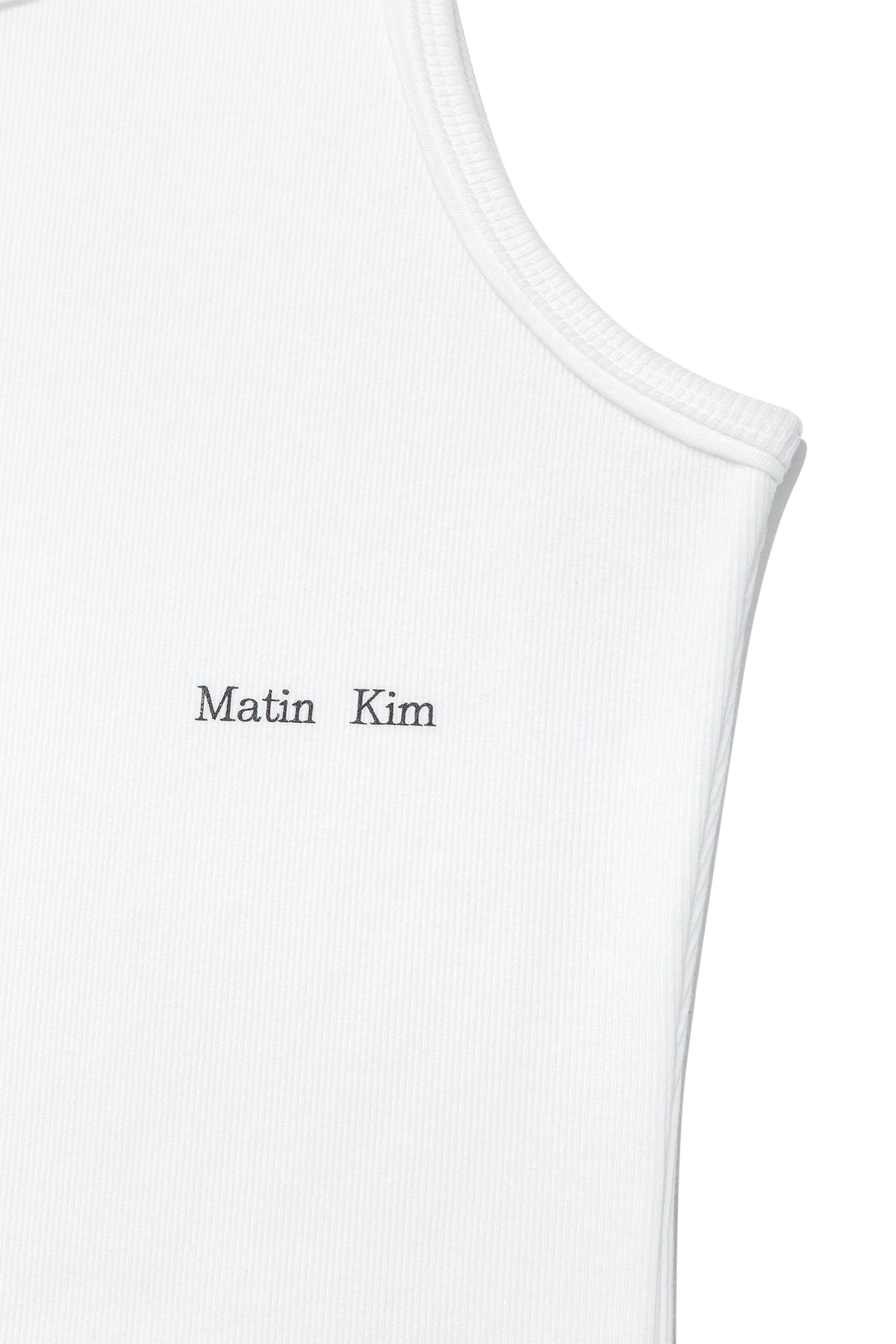Áo ba lỗ nam màu trắng với logo Matin Kim ở ngực trái, thiết kế cổ tròn và đường may tinh tế.