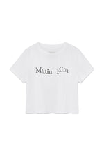 Áo thời trang cropped nữ với họa tiết logo in, cổ tròn và tay ráp.