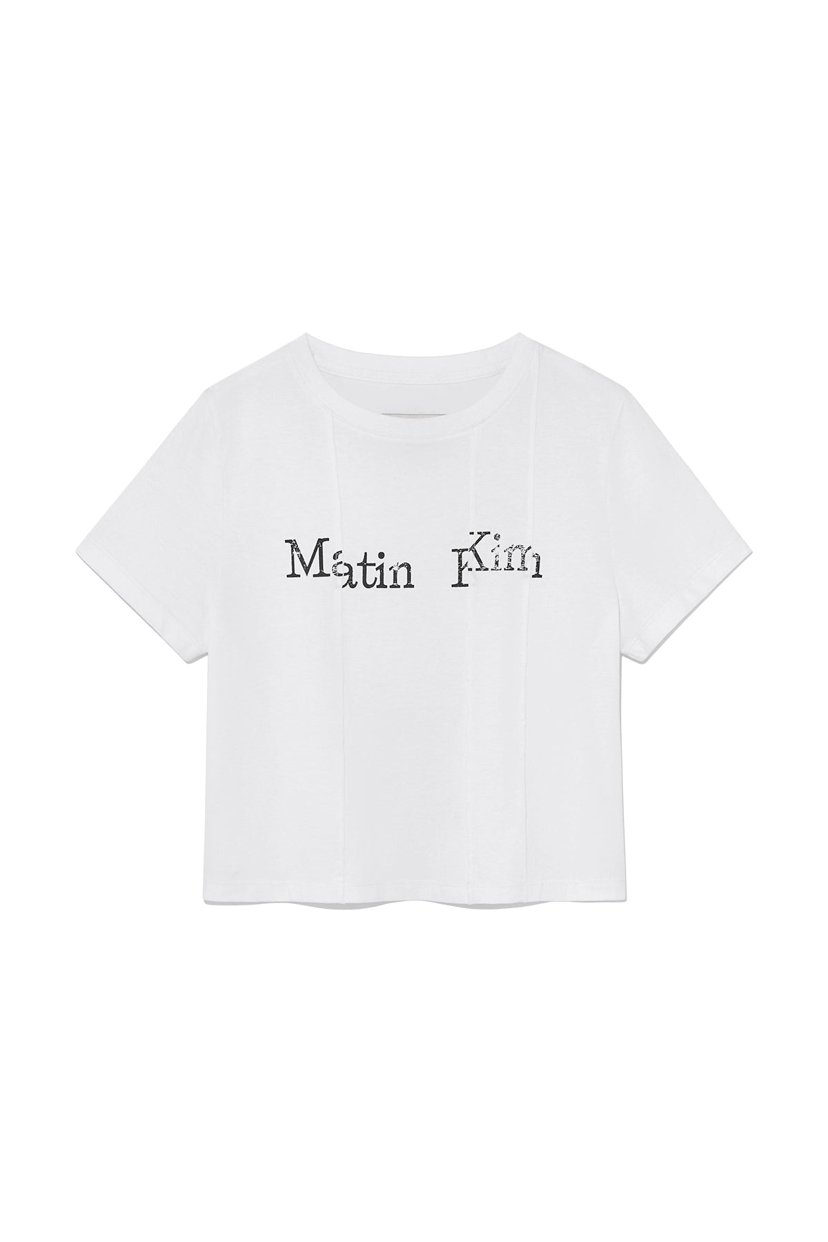Áo thời trang cropped nữ với họa tiết logo in, cổ tròn và tay ráp.