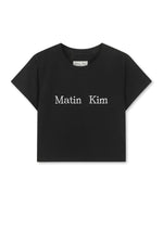 Áo cropped nữ với logo Matin Kim, tay ngắn, cổ tròn, màu đen.