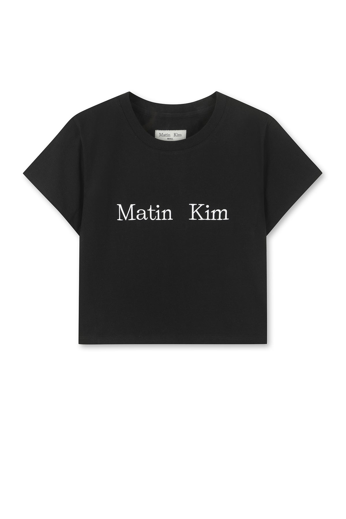 Áo cropped nữ với logo Matin Kim, tay ngắn, cổ tròn, màu đen.