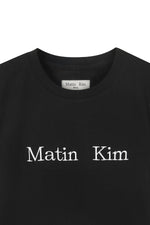 Áo cropped nữ với logo Matin Kim, tay ngắn, cổ tròn, màu đen.