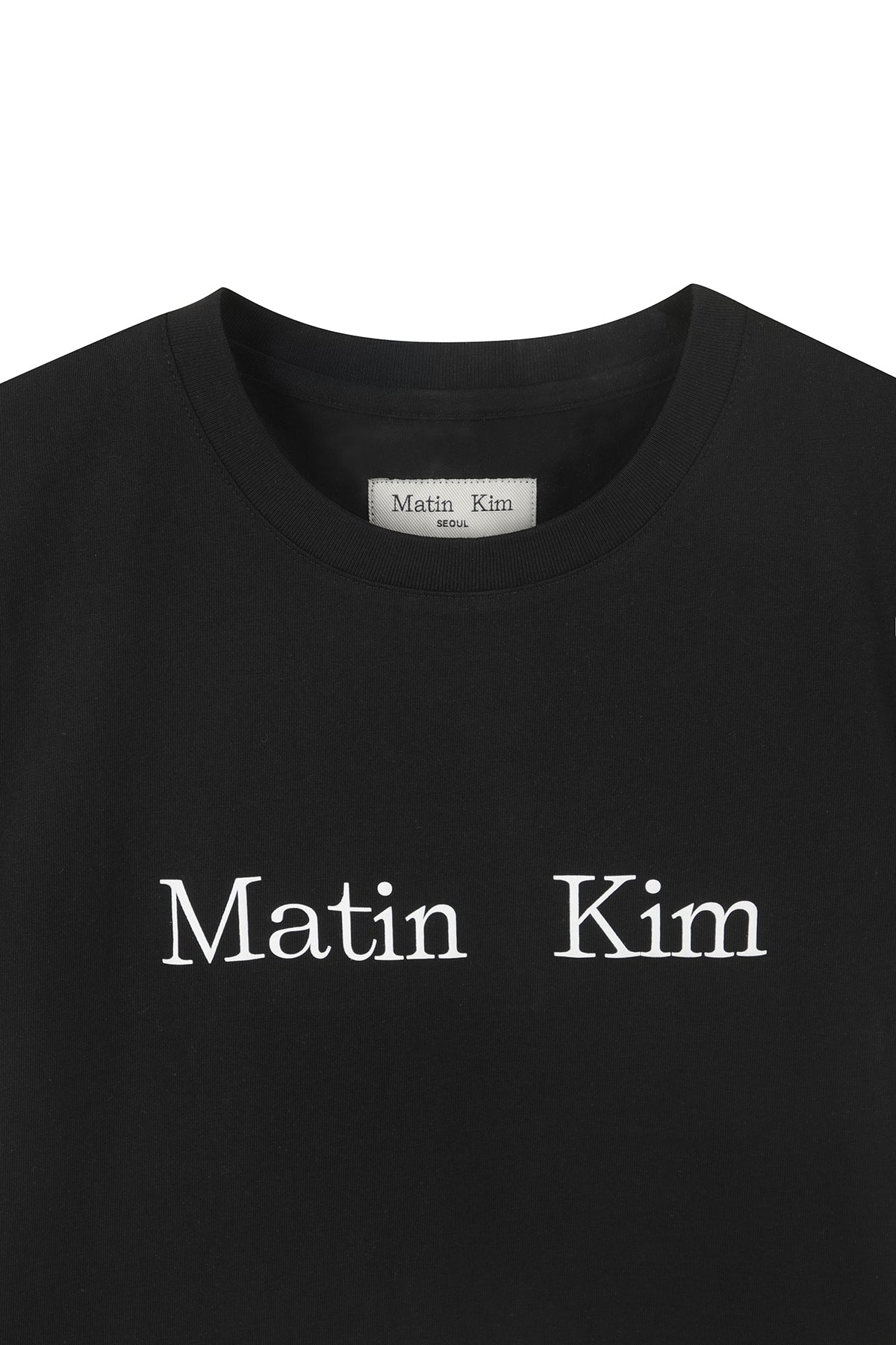 Áo cropped nữ với logo Matin Kim, tay ngắn, cổ tròn, màu đen.