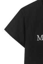 Áo cropped nữ với logo Matin Kim, tay ngắn, cổ tròn, màu đen.