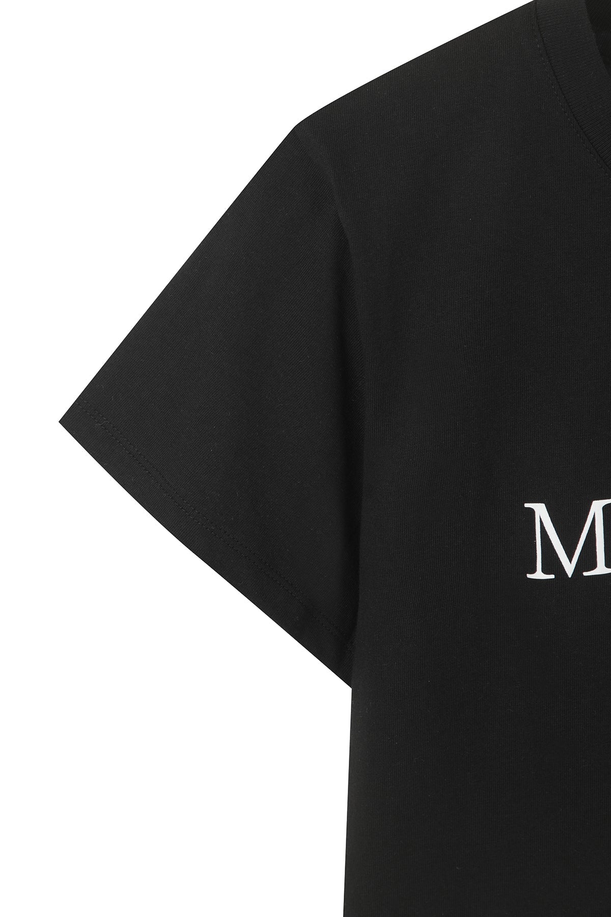 Áo cropped nữ với logo Matin Kim, tay ngắn, cổ tròn, màu đen.