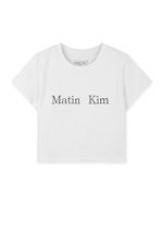 Áo cropped trắng với họa tiết in logo Matin Kim, tay ngắn và cổ tròn.